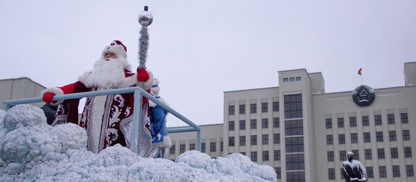 Шэсце Дзядоў Марозаў і Снягурак адбылося ў Мінску Шэсце Дзядоў Марозаў і Снягурак адбылося ў Мінску - Sputnik Беларусь
