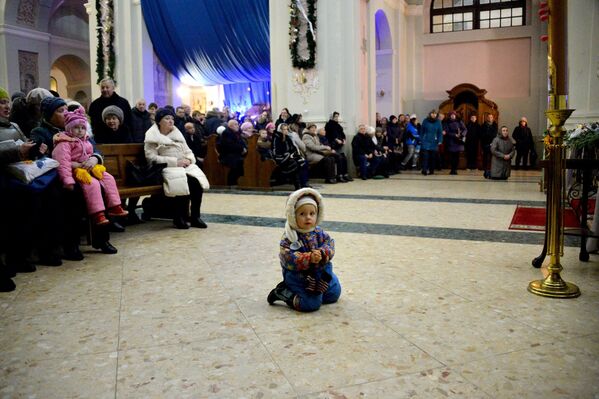 В ожидании службы некоторые дети не знали, чем себя занять, и тоже молились, но по-своему. - Sputnik Беларусь