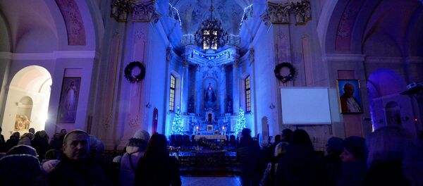 Службы в главном костеле Беларуси отличаются особенной торжественностью - специально к Рождеству храм красиво оформляют. - Sputnik Беларусь