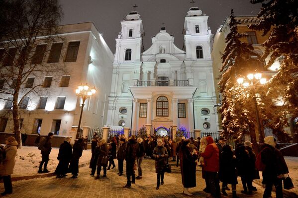 В главный католический храм Беларуси несмотря на прохладную погоду на службу пришло очень много прихожан. - Sputnik Беларусь