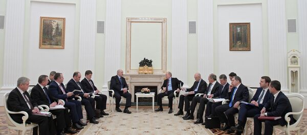 Президент РФ Владимир Путин и президент Беларуси Александр Лукашенко Президент РФ Владимир Путин и президент Беларуси Александр Лукашенко - Sputnik Беларусь