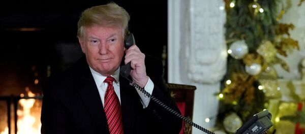 Президент США Дональд Трамп поработал оператором на горячей линии по передвижению Санта Клауса - Sputnik Беларусь