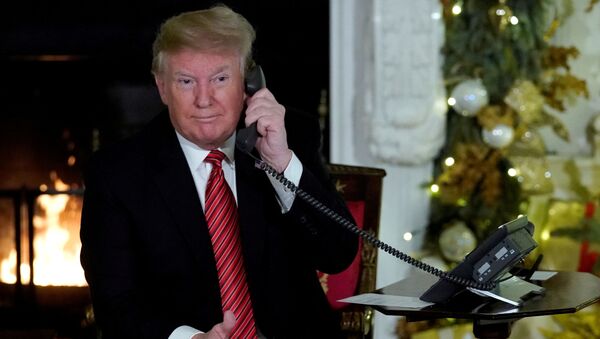 Президент США Дональд Трамп поработал оператором на горячей линии по передвижению Санта Клауса - Sputnik Беларусь