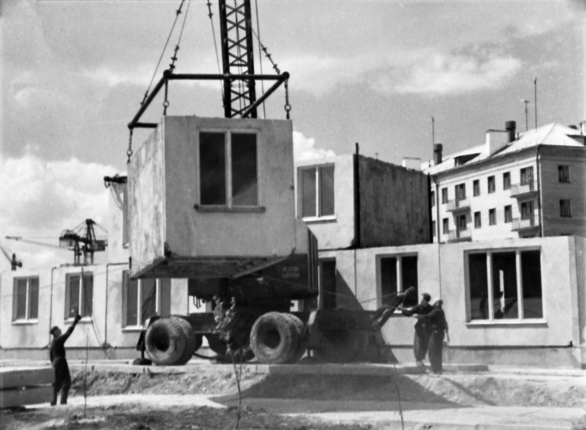 Монтаж блоков жилого дома, 1959 год - Sputnik Беларусь, 1920, 21.06.2022