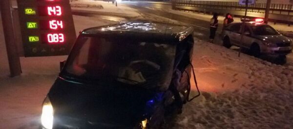 На МКАД Ford врезался в разделительное ограждение  - Sputnik Беларусь