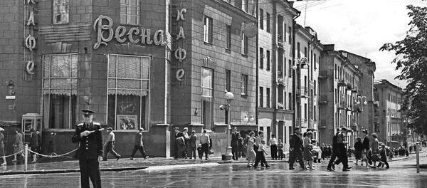 Дорожный постовой у знаменитого кафе Весна в Минске, оно открылось в 1954 году и радовало несколько поколений минчан – вплоть до 1993-го - Sputnik Беларусь