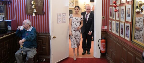 Держащаяся за живот Меган Маркл - Sputnik Беларусь