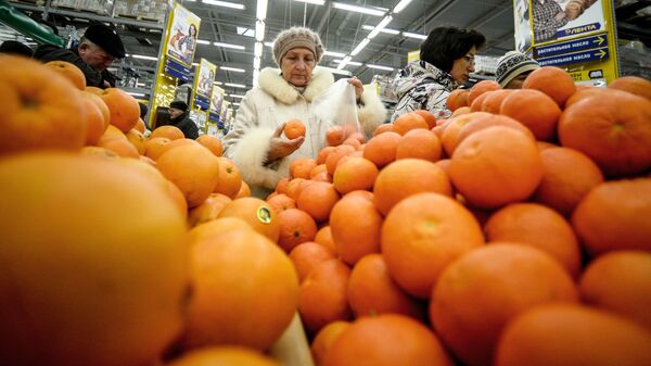 Определить спелость мандарина можно и по его весу: чем он тяжелее, тем он более сочный и зрелый - Sputnik Беларусь