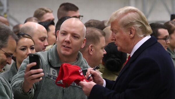 Президент США Трамп подписывает кепку во время визита американских войск на авиабазу Рамштайн в Германии - Sputnik Беларусь