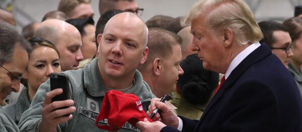 Президент США Трамп подписывает кепку во время визита американских войск на авиабазу Рамштайн в Германии - Sputnik Беларусь