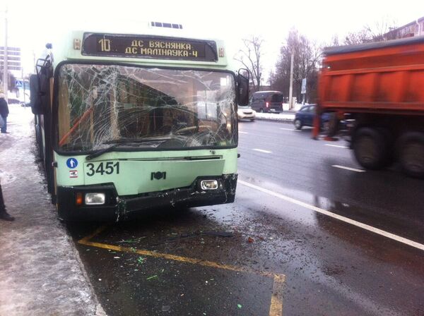 Троллейбус въехал в автобус в Минске  - Sputnik Беларусь