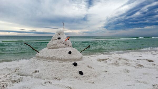 Снеговик из песка - Sputnik Беларусь
