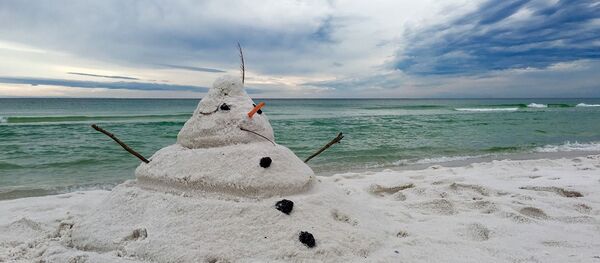 Снеговик из песка Снеговик из песка - Sputnik Беларусь