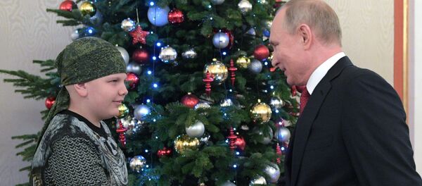 Президент РФ Владимир Путин и участник проекта Мечтай со мной Коля Кузнецов - Sputnik Беларусь