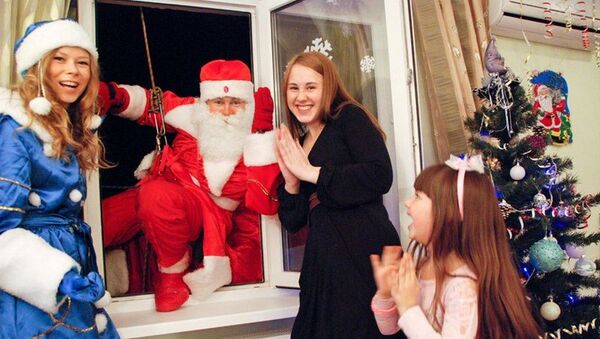 Все в восторге, когда Дед Мороз заходит в гости через окно! - Sputnik Беларусь