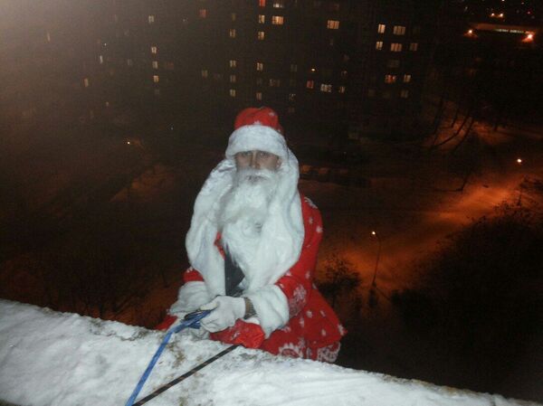 Дед Мороз-альпинист: есть такая профессия – в окно залетать - Sputnik Беларусь