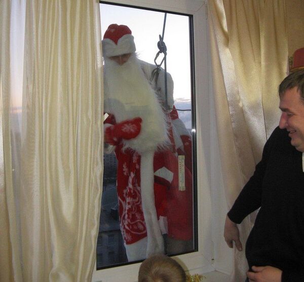 Дед Мороз-альпинист: есть такая профессия – в окно залетать - Sputnik Беларусь