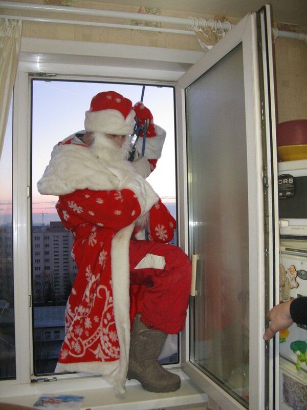 Дед Мороз-альпинист: есть такая профессия – в окно залетать - Sputnik Беларусь