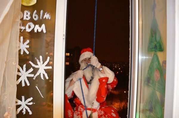 Дед Мороз-альпинист: есть такая профессия – в окно залетать - Sputnik Беларусь