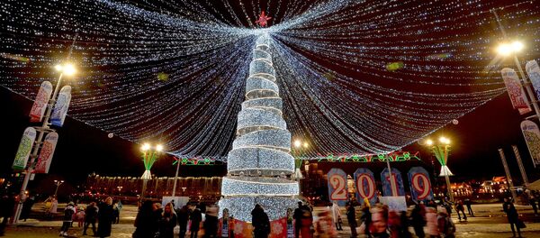 Елка у Дворца спорта в Минске - Sputnik Беларусь