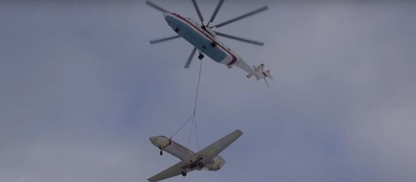 Вертолет МЧС доставил в Борисов фюзеляж самолета Як-40  - Sputnik Беларусь
