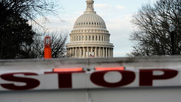 Шлагбаум перед зданием Капитолия США в первый день частичного закрытия федерального правительства в Вашингтоне - Sputnik Беларусь