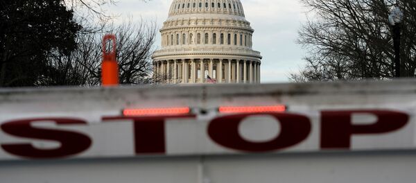 Шлагбаум перед зданием Капитолия США в первый день частичного закрытия федерального правительства в Вашингтоне - Sputnik Беларусь