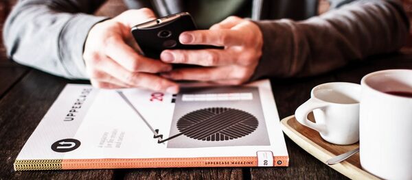 Мужчина с телефоном, архивное фото - Sputnik Беларусь