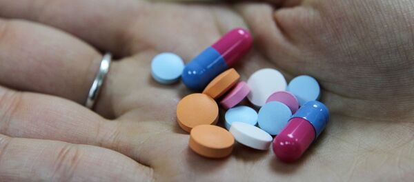 Капсулы и таблетки на ладони - Sputnik Беларусь