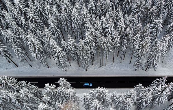 Аэросъемка дороги в зимнем лесу Рудных гор на востоке Германии  - Sputnik Беларусь