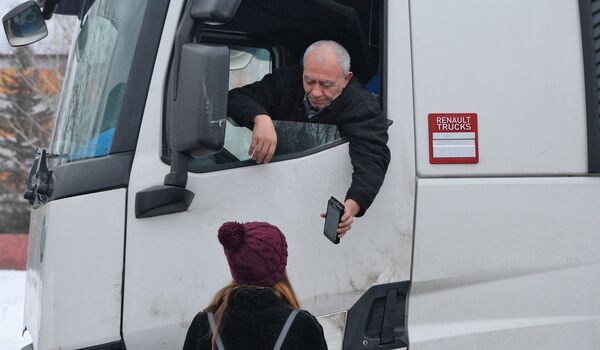 Везу мандарины, хочу в душ. Как фуры снова застряли у склада в Заславле - Sputnik Беларусь