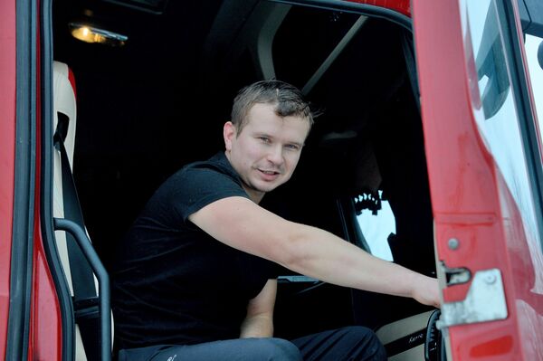 Везу мандарины, хочу в душ. Как фуры снова застряли у склада в Заславле - Sputnik Беларусь