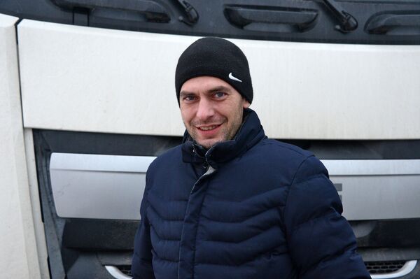 Везу мандарины, хочу в душ. Как фуры снова застряли у склада в Заславле - Sputnik Беларусь