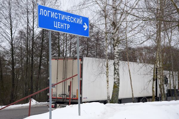 Везу мандарины, хочу в душ. Как фуры снова застряли у склада в Заславле - Sputnik Беларусь