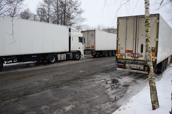 Везу мандарины, хочу в душ. Как фуры снова застряли у склада в Заславле - Sputnik Беларусь