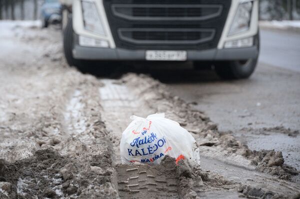Везу мандарины, хочу в душ. Как фуры снова застряли у склада в Заславле - Sputnik Беларусь
