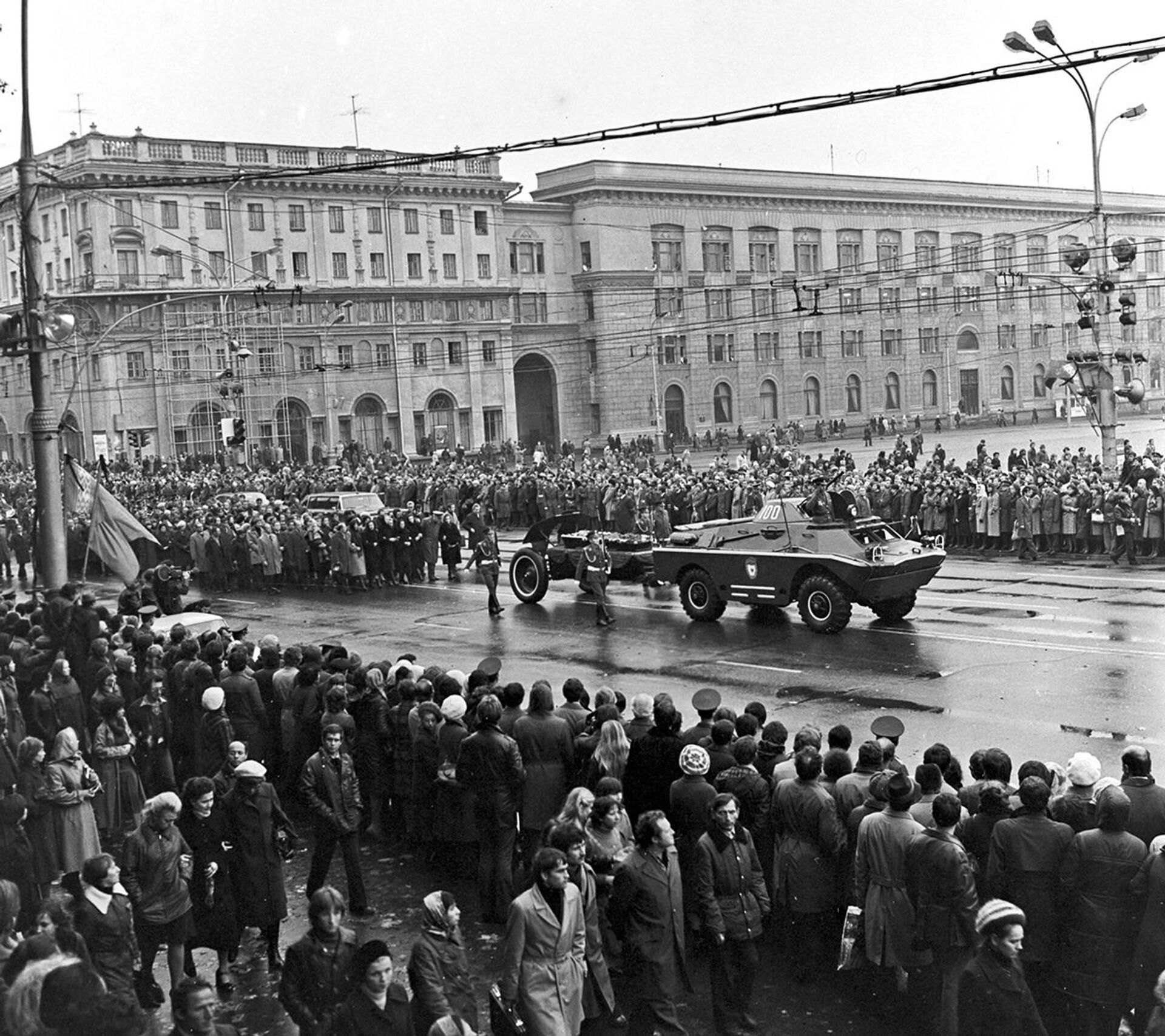 Траурная процессия во время похорон Петра Машерова проходит по Центральной (ныне – Октябрьской) площади Минска, 8 октября 1980 года - Sputnik Беларусь, 1920, 02.02.2023