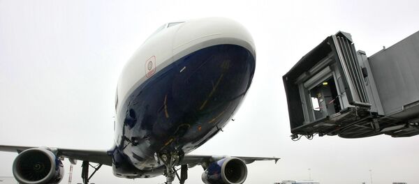 Самолет у телетрапа  - Sputnik Беларусь