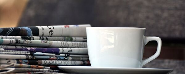 Газеты и чашка кофе, архивное фото - Sputnik Беларусь