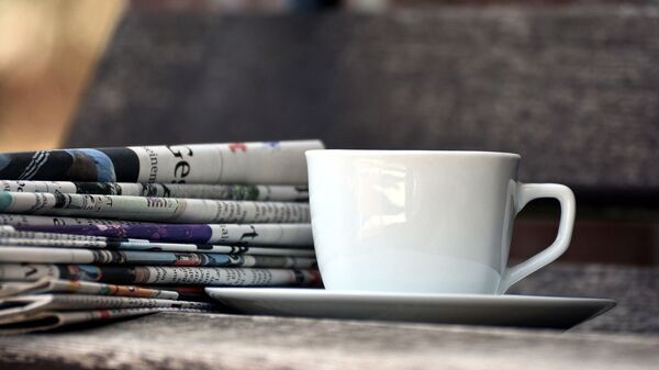 Газеты и чашка кофе, архивное фото - Sputnik Беларусь