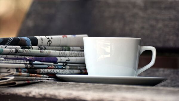 Газеты и чашка кофе, архивное фото - Sputnik Беларусь