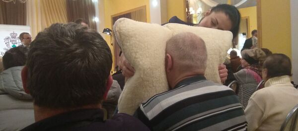 Представители фирмы дают убедиться посетителям в том, что их постельное дышит - Sputnik Беларусь