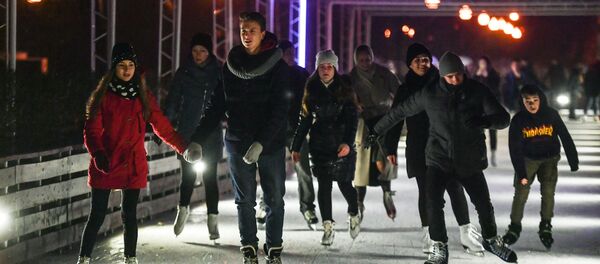 Москвичи катаются на катке в Парке Горького - Sputnik Беларусь