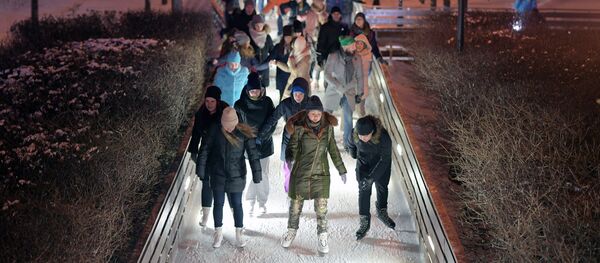 Отдыхающие на катке в Парке Горького, архивное фото - Sputnik Беларусь