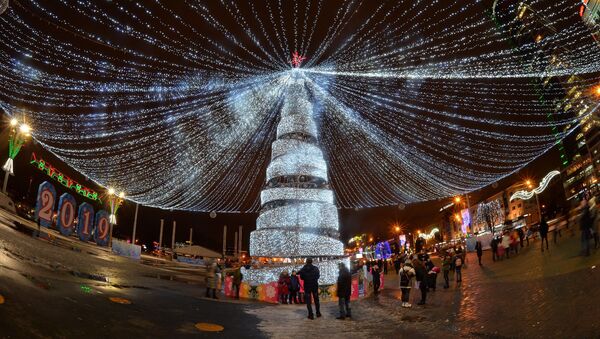 Новогодняя елка возле Дворца спорта в Минске - Sputnik Беларусь