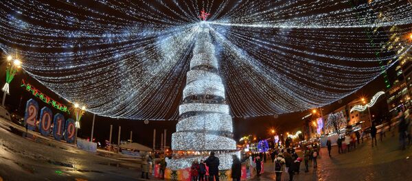 Новогодняя елка возле Дворца спорта в Минске - Sputnik Беларусь