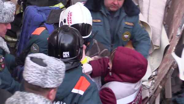 Спасатели извлекли живого ребенка из-под обломков дома в Магнитогорске - Sputnik Беларусь