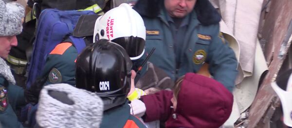 Спасатели извлекли живого ребенка из-под обломков дома в Магнитогорске - Sputnik Беларусь