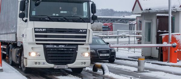 Очередь автомобилей на выезд из Беларуси - Sputnik Беларусь