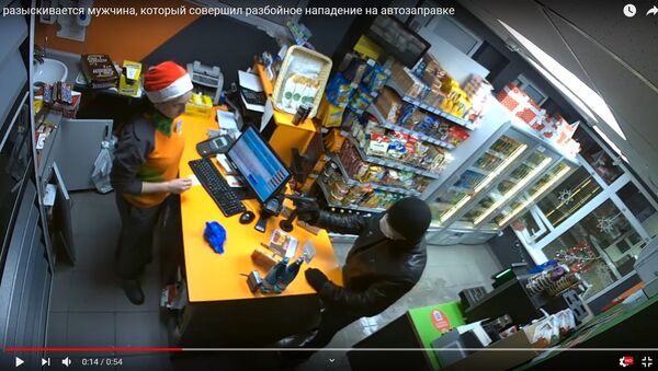 Украсть за 60 секунд: мужчина ограбил заправку, угрожая пистолетом – видео - Sputnik Беларусь